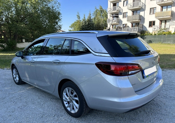 Opel Astra cena 38500 przebieg: 182500, rok produkcji 2019 z Brwinów małe 67